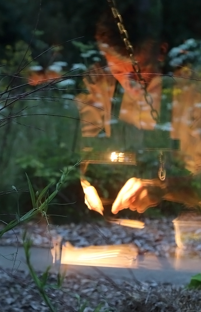 Le feu extérieur de La Grenouillère à la tombée du jour