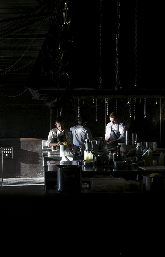 La cuisine de La Grenouillère, la brigade à l’œuvre dans la pénombre