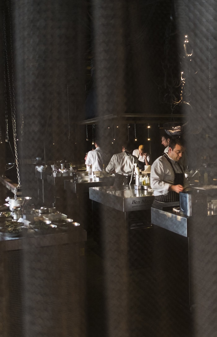La salle du restaurant à la lueur des bougies