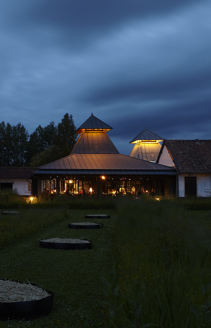 Le restaurant de La Grenouillère au crépuscule, ses tourelles de cuivre éclairées d’or
