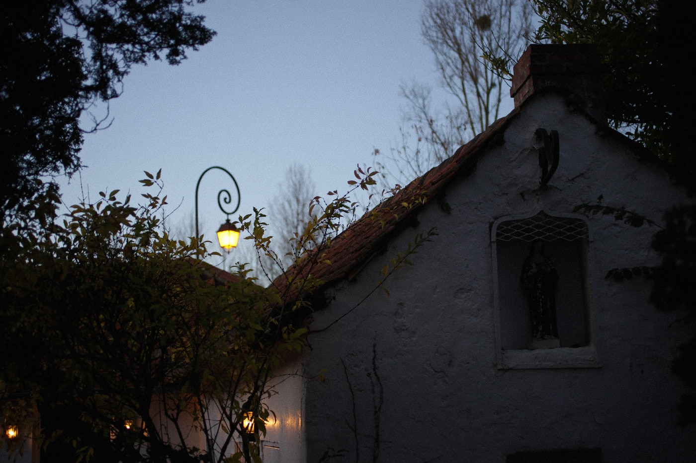 La salle à manger à la nuit tombée